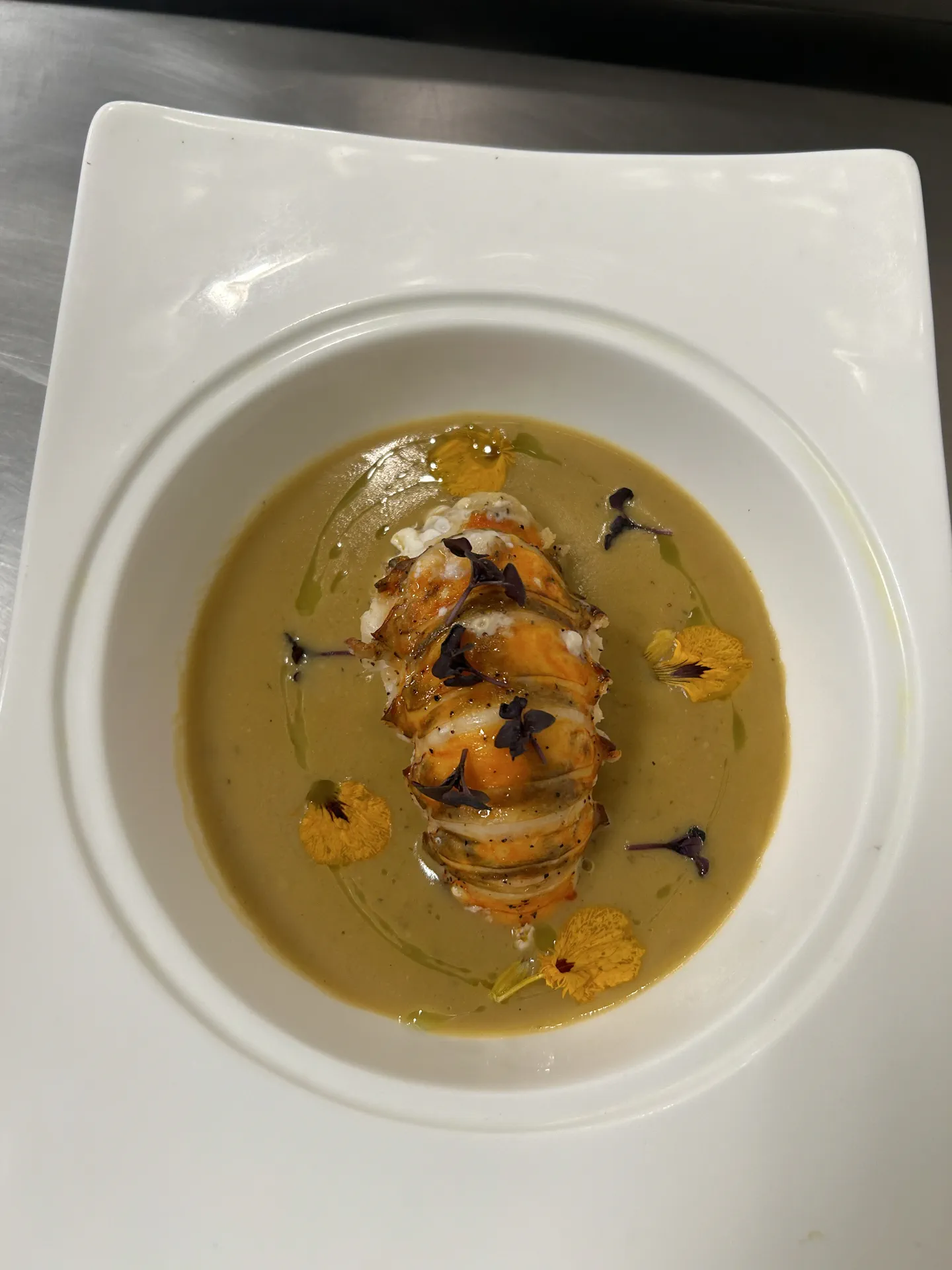 Bisque de langosta servido en una cena privada