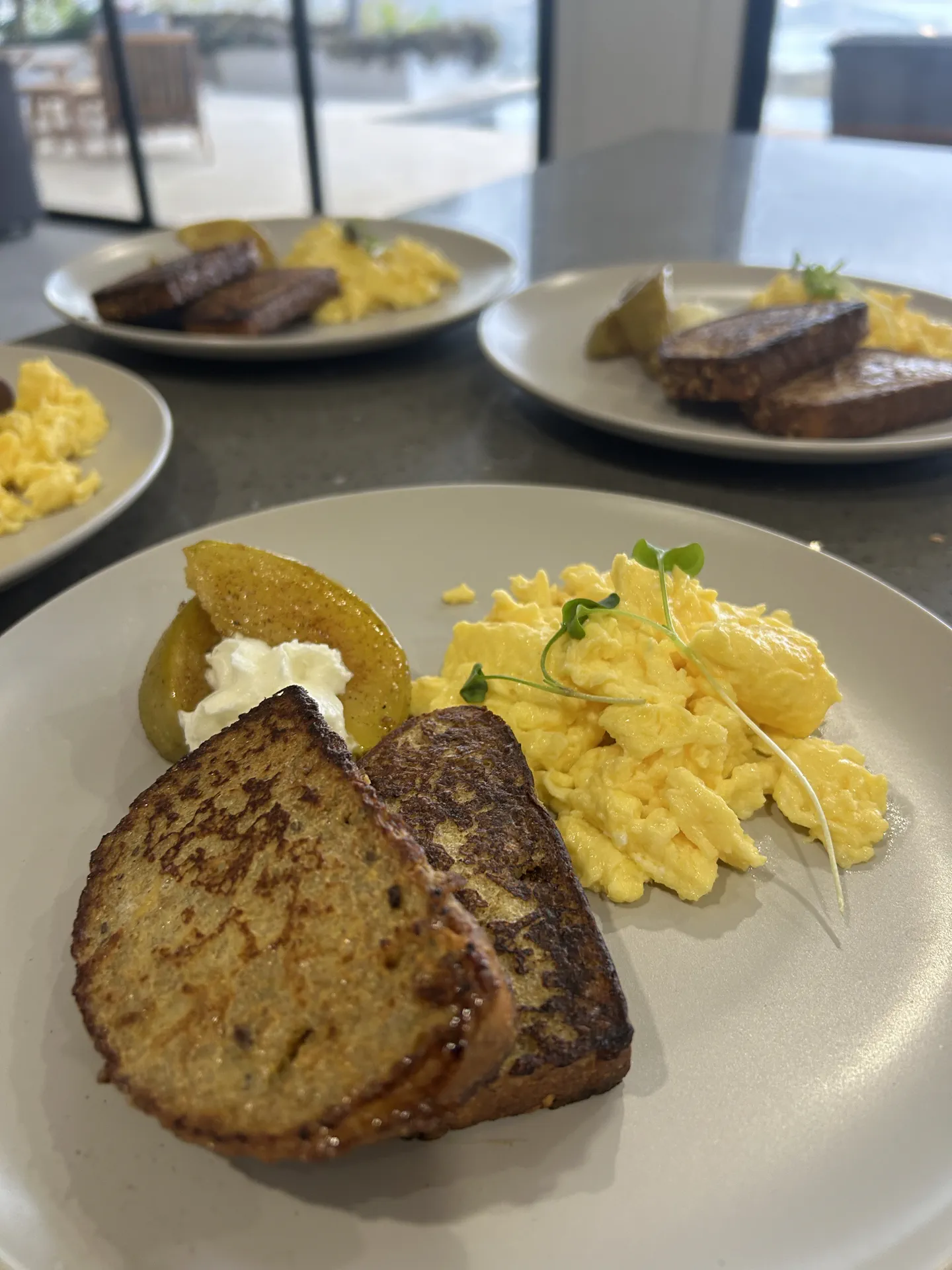 Brunch en casa con tostada de brioche y huevos cremosos