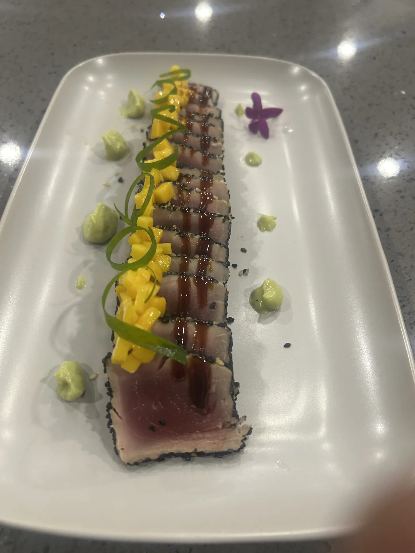 Lomo de atún sellado con dados de mango y salsa de anguila