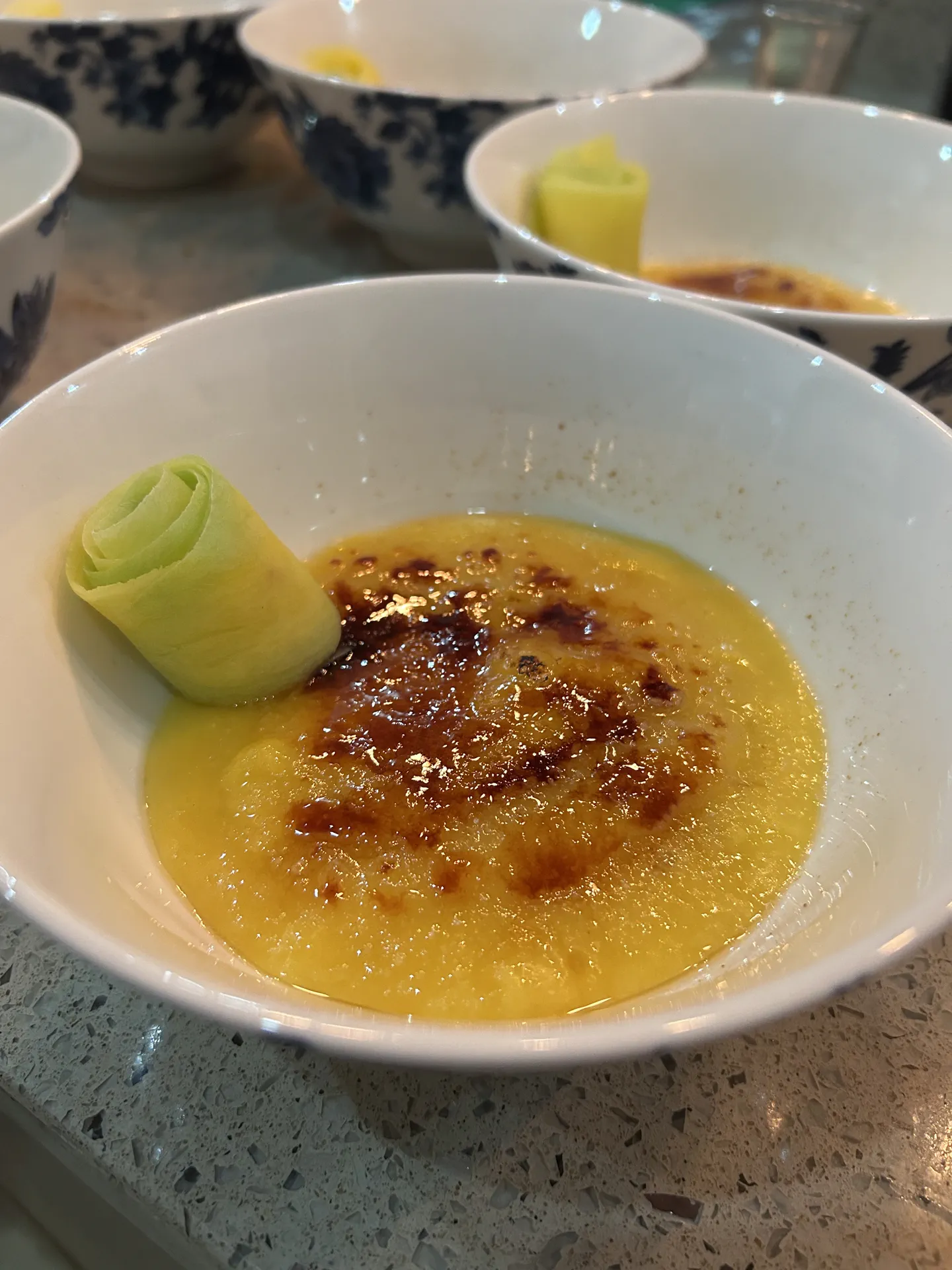 Crema de maíz dulce con una fina costra de azúcar caramelizada