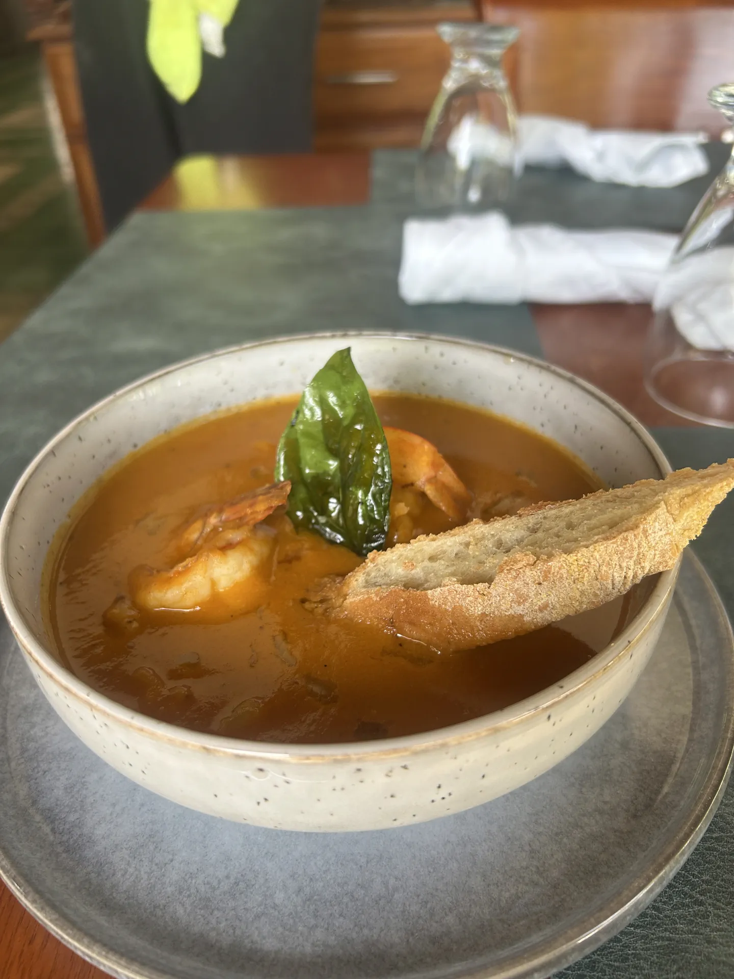 Especialidad de mariscos del litoral pacífico en cuenco de cerámica